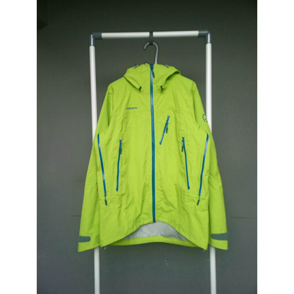 Norrona jaket gunung waterproof