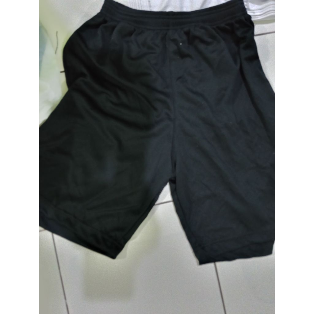 Celana Bola Pria dewasa warna hitam dengan logo dan nomor pakai sablon DTF. Cocok untuk olahraga sep