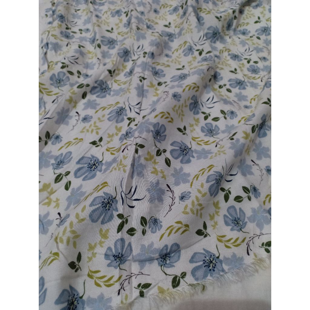 KAIN RAYON MOTIF BUNGA ABU DASAR PUTIH (1,8 m = Rp60.000)