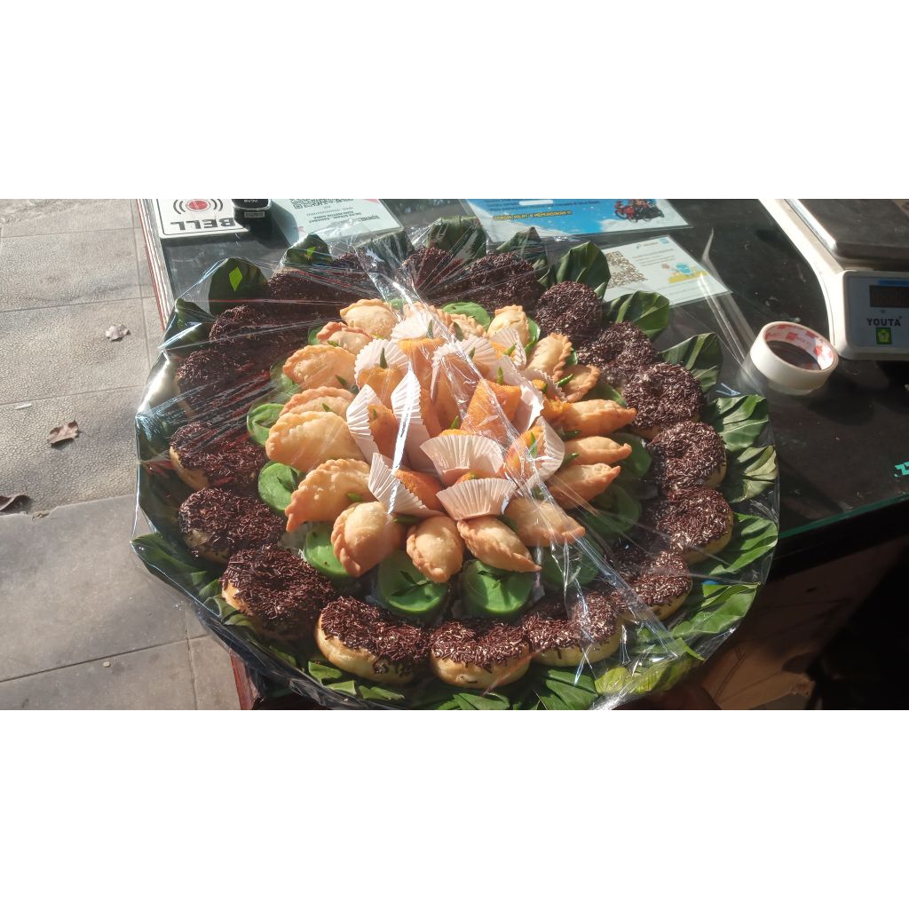 paket kue tampah - kue tradisional - donat risoles mayo - pastel - ketan srikaya
