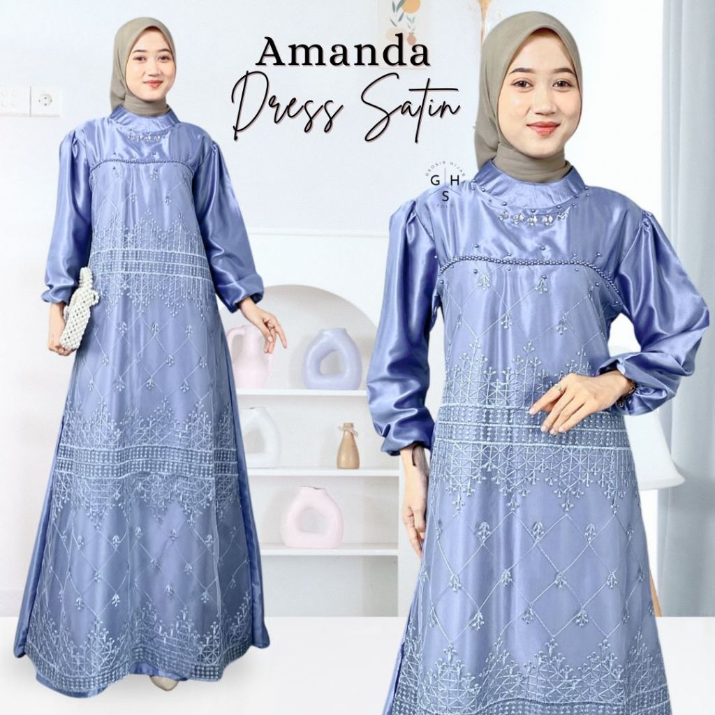 Gaun maxi kombinasi satin dan brokat dengan detail payet, cocok untuk pesta dan kondangan