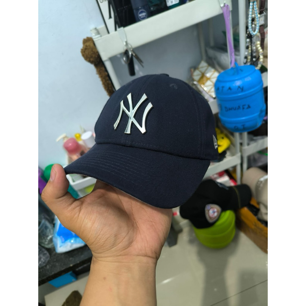Topi new era logo NY besi