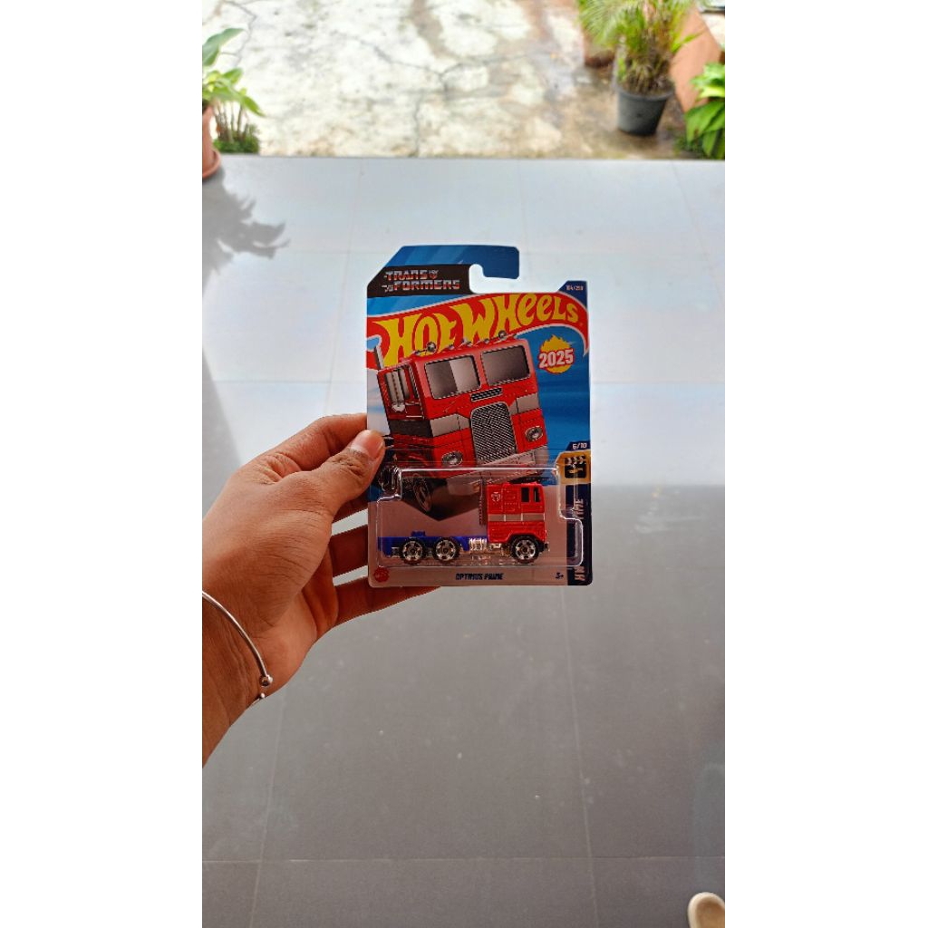 HOTWHEELS OPTIMUS PRIME