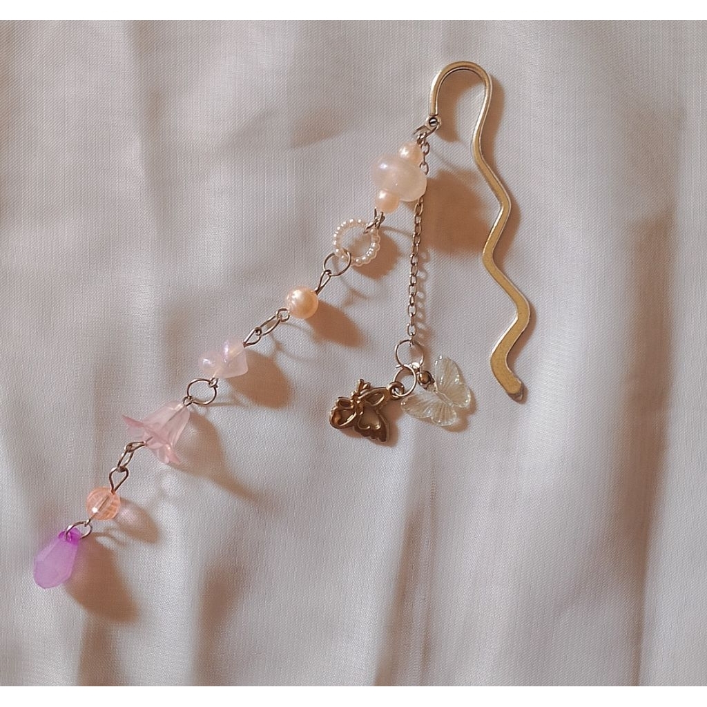 

Pembatas buku charm dan besi | Soft Dreamy Blurry | Pembatas Buku Terinspirasi Fairy Tale