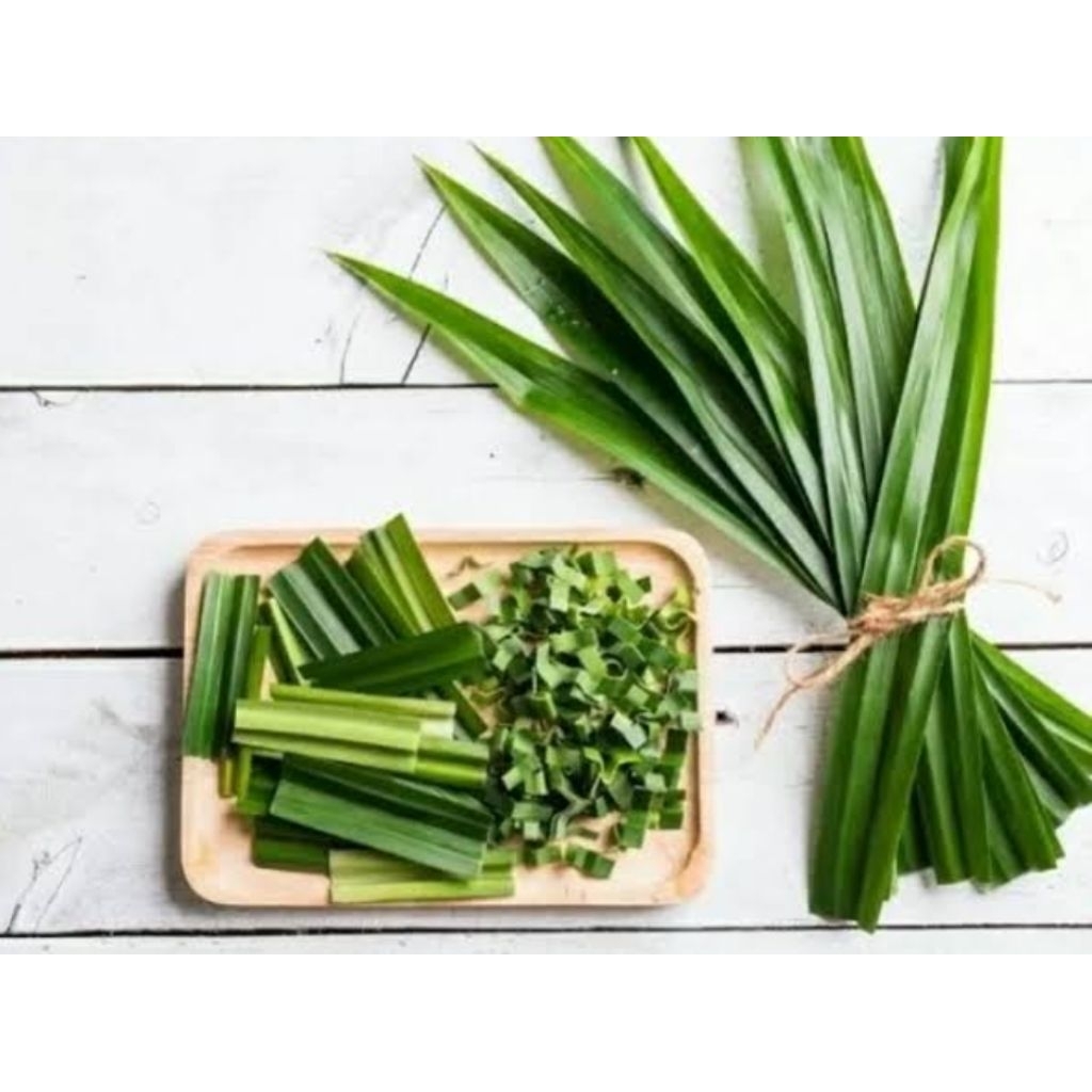 

Daun pandan wangi sudah di potong tipis berat 100gr siap di pakai rempah asli nusantara