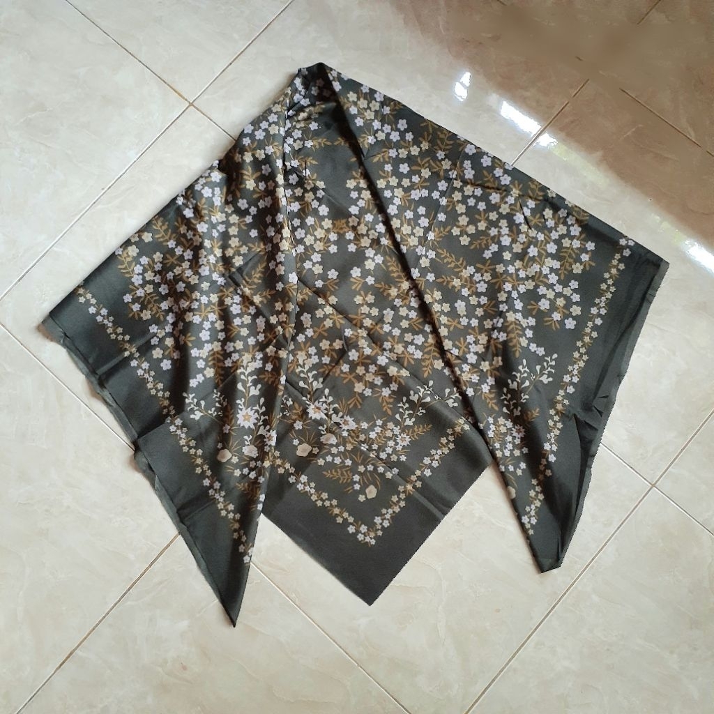 Jilbab Segi Empat 110x110 AZARA VOAL OSKARA Motif Bunga CGRJ18 Hijau