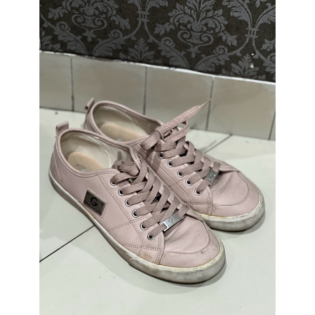 sepatu pink guess