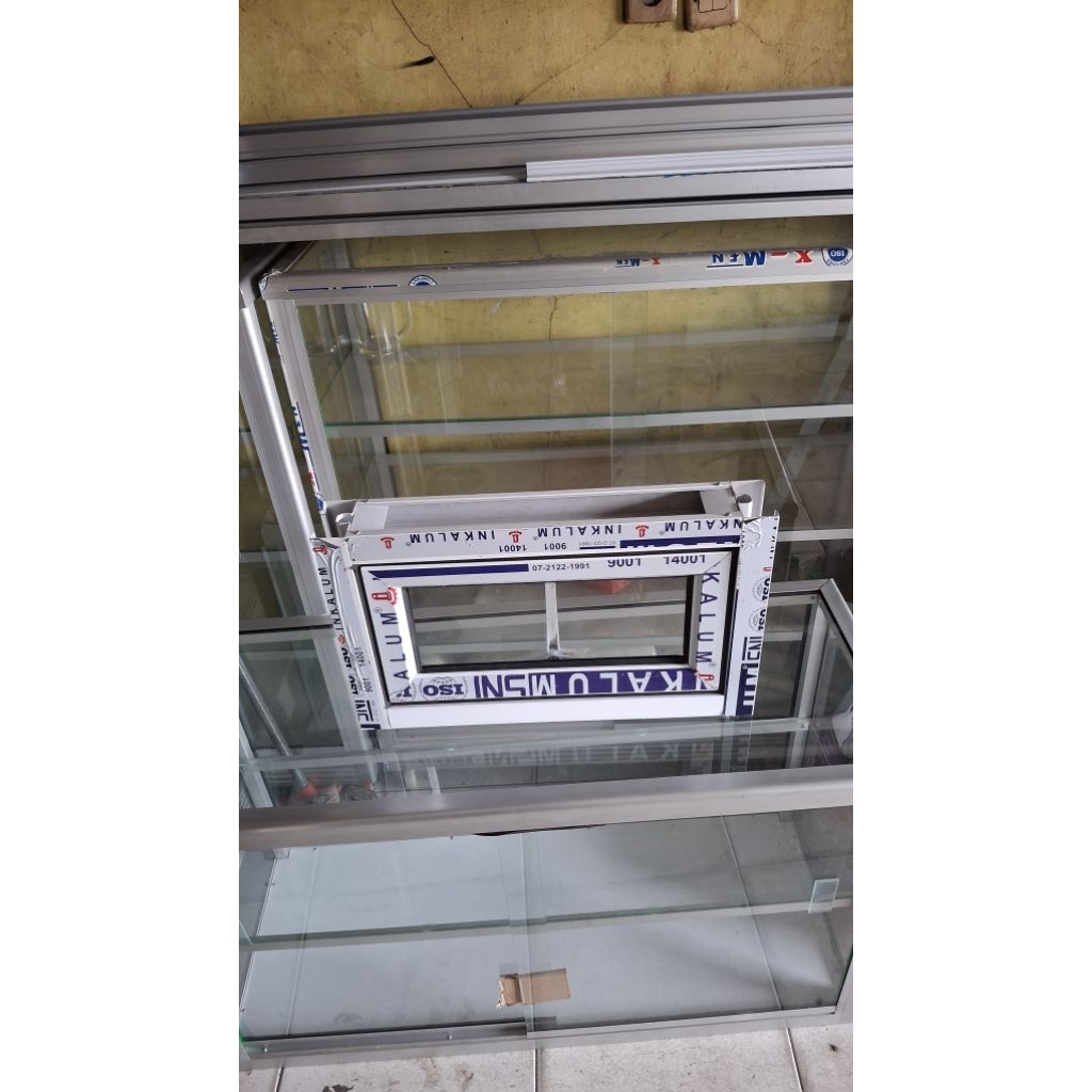 jendela boven jungkit/ jndela cesmen jendela kamar mandi