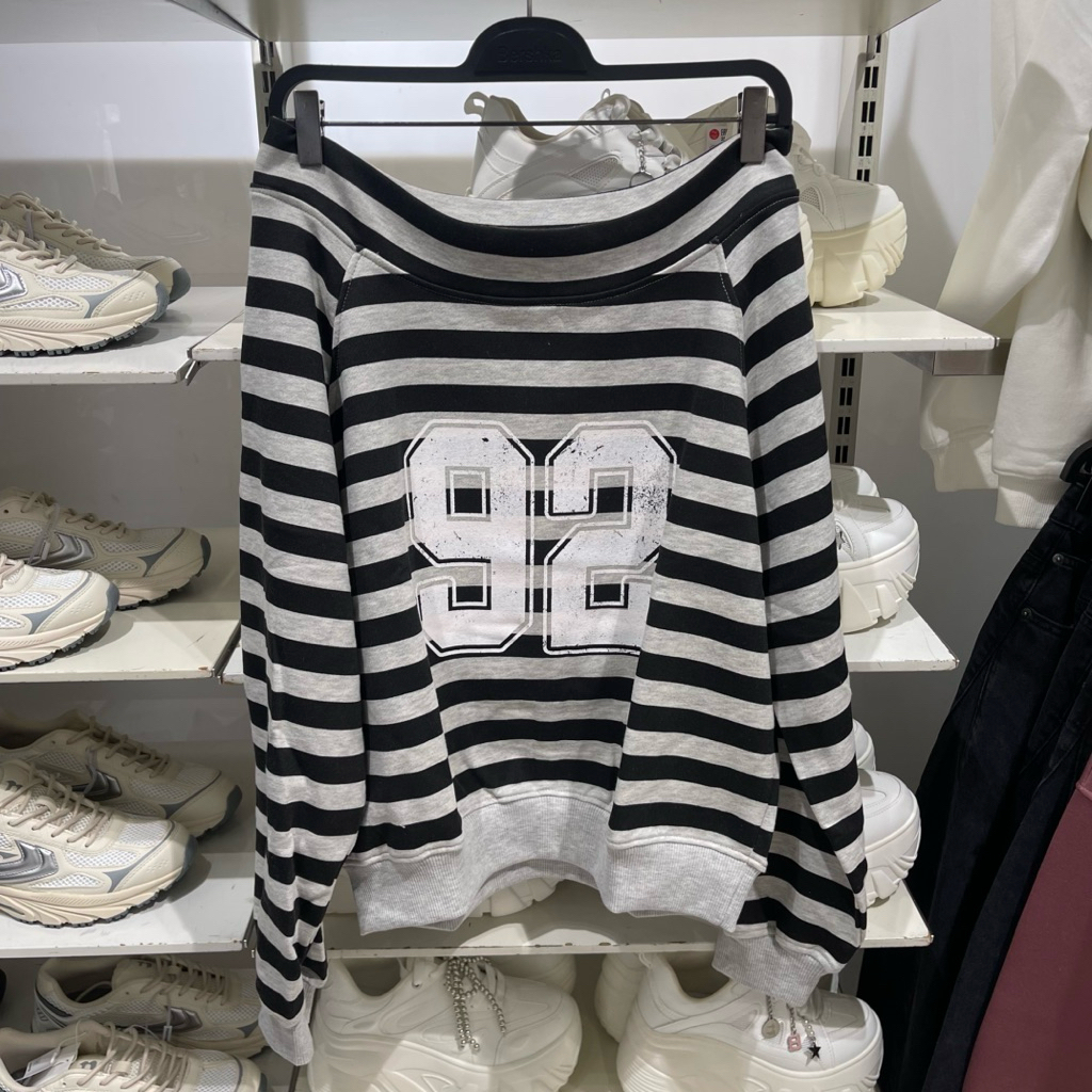 Sweatshirt Varsity Sabrina BERSHKA Women Jastip (jasa titip)