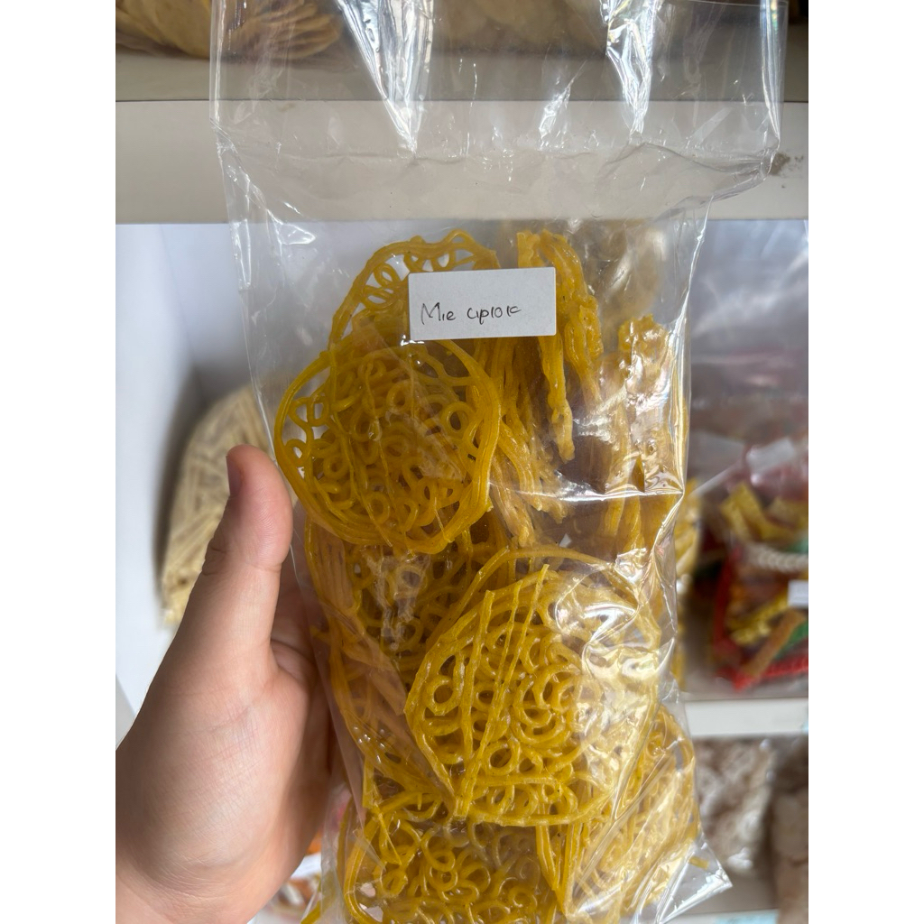 

Kerupuk mie ciplok kuning ukuran sedang se bal (grosir)