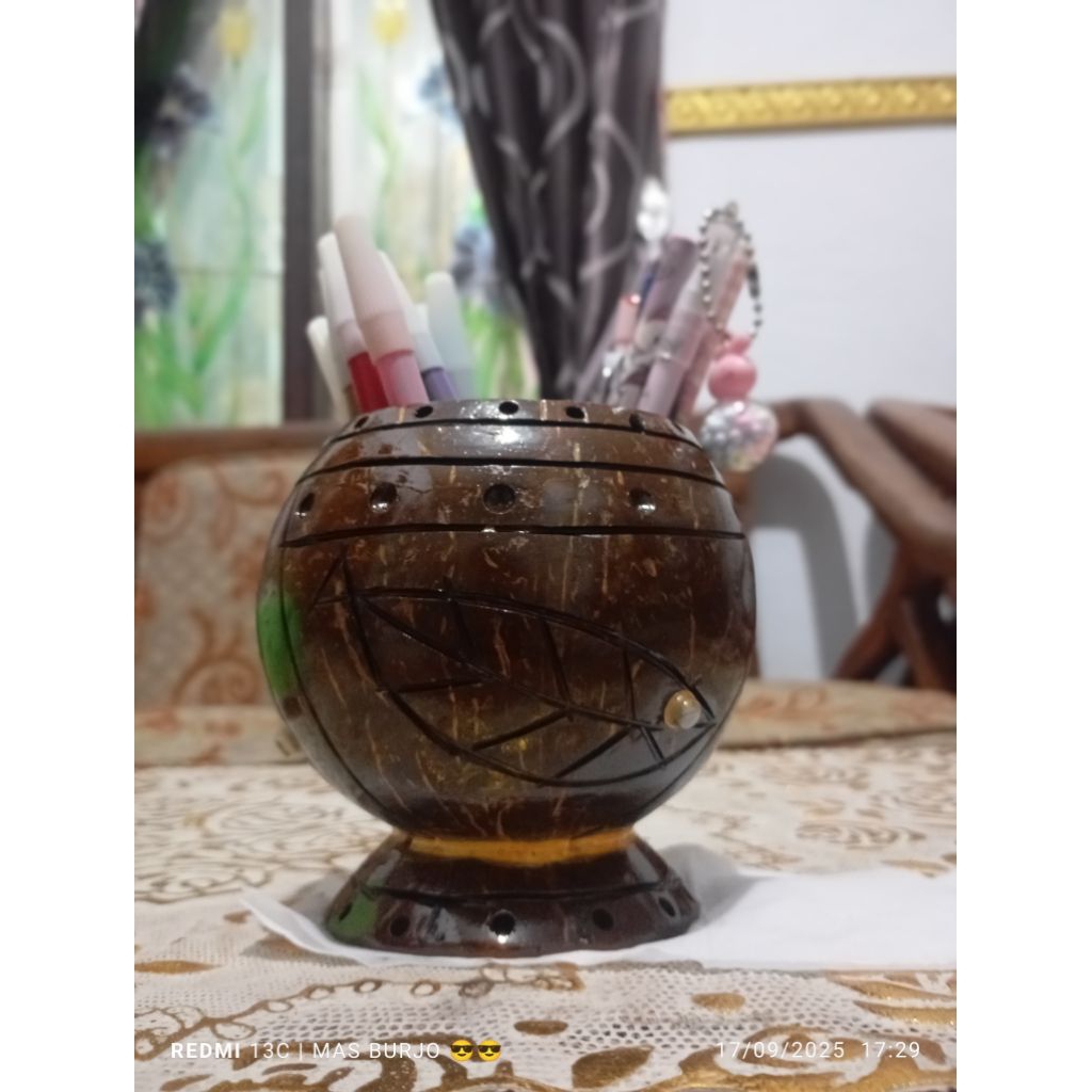 

tempat pensil estetik yg terbuat dari batok Kelapa