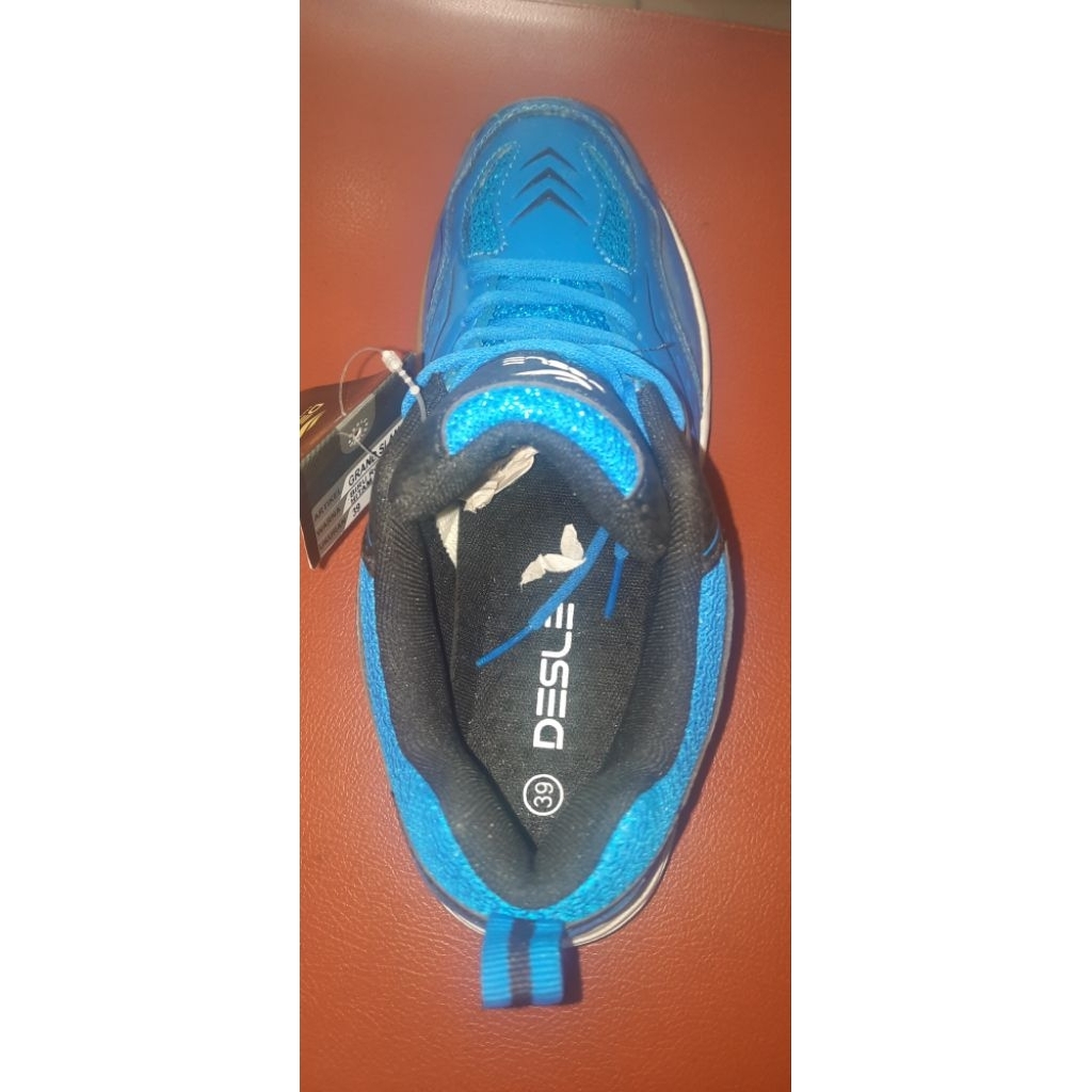 sepatu badminton DESLE