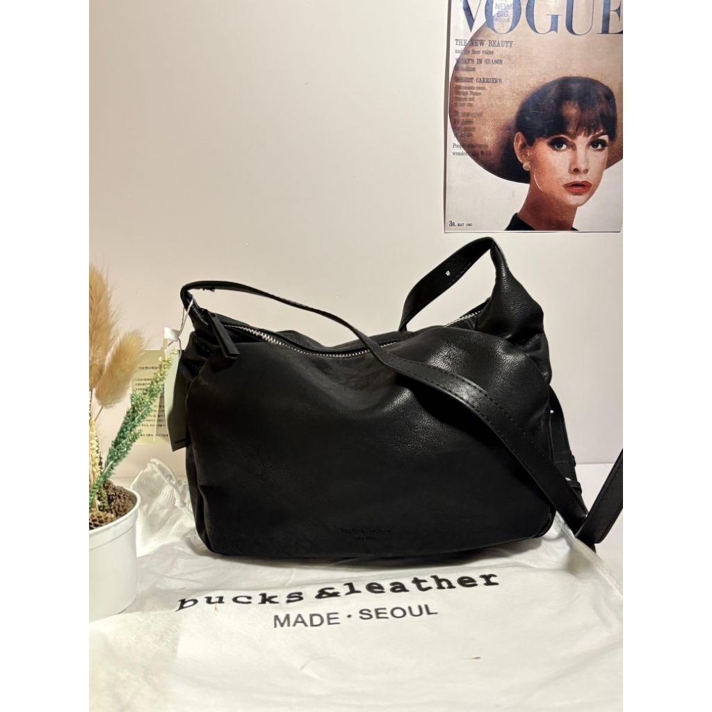 BUCKS AND LEATHER SLING BAG BLACK