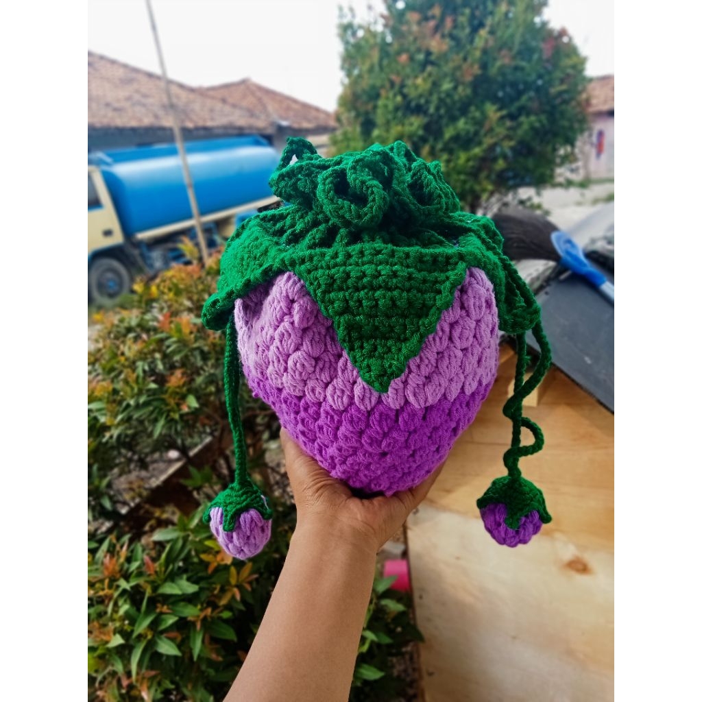 tas rajut strawberry