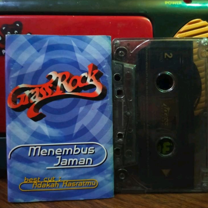 Kaset pita Grass rock menembus jalan