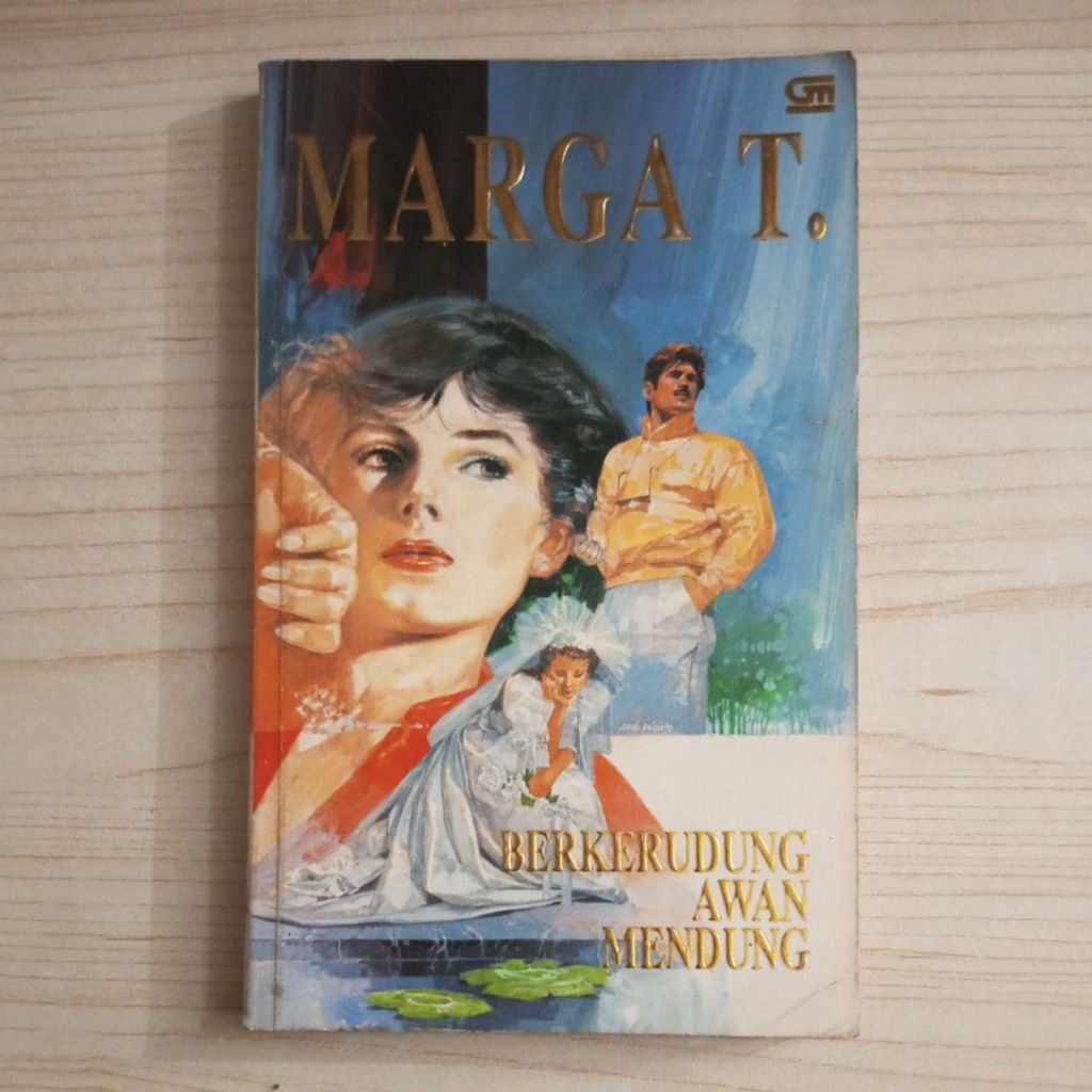 NOVEL BERKERUDUNG AWAN MENDUNG OLEH MARGA T