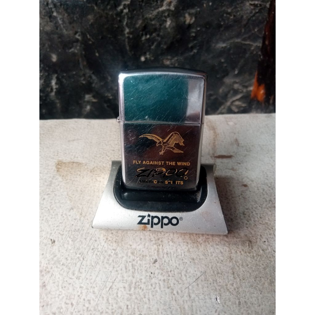 original zippo fly against the wind romawi 1990