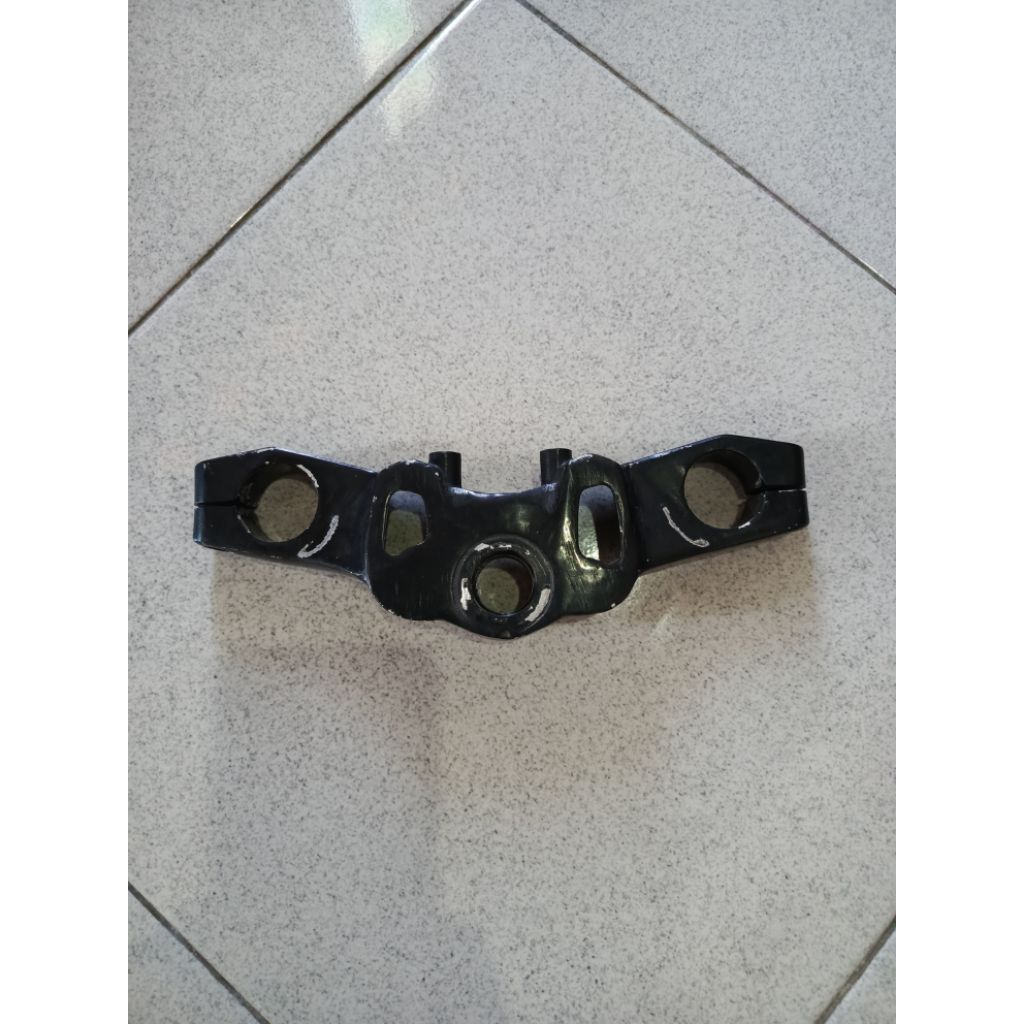 triple clamp segitiga atas