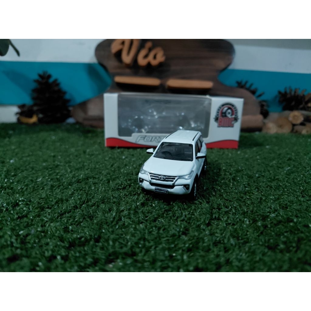 Diecast Miniatur Toyota Fortuner skala 1:64
