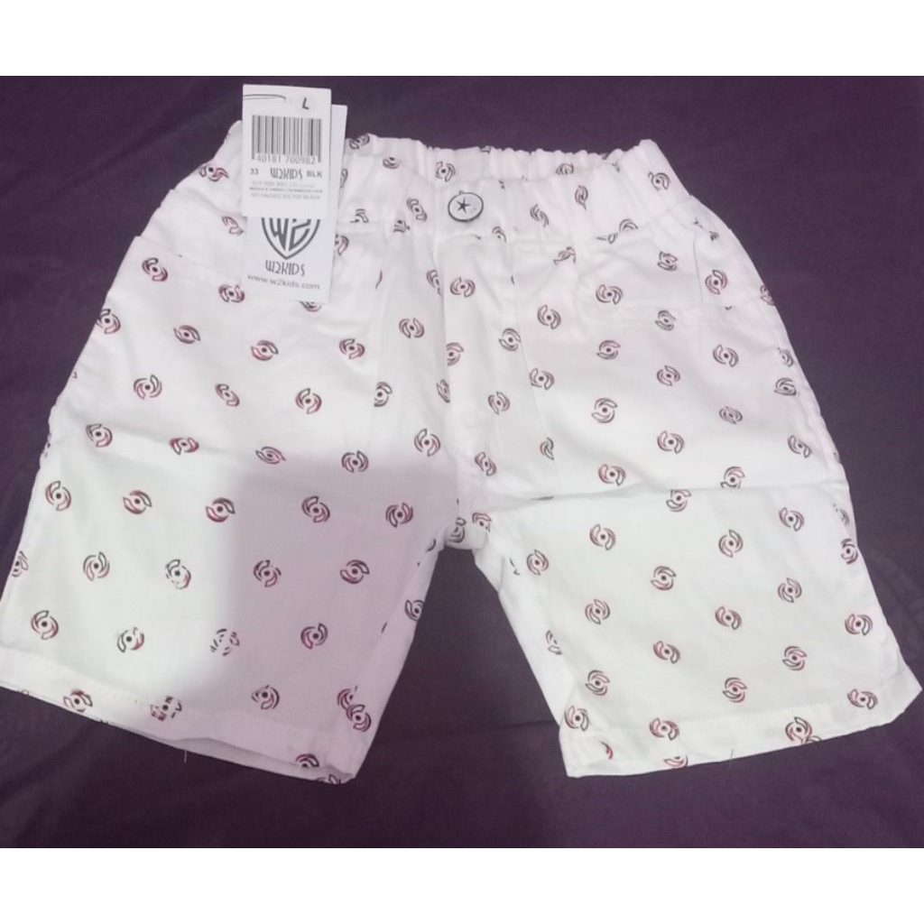 celana pendek unisex warna putih.