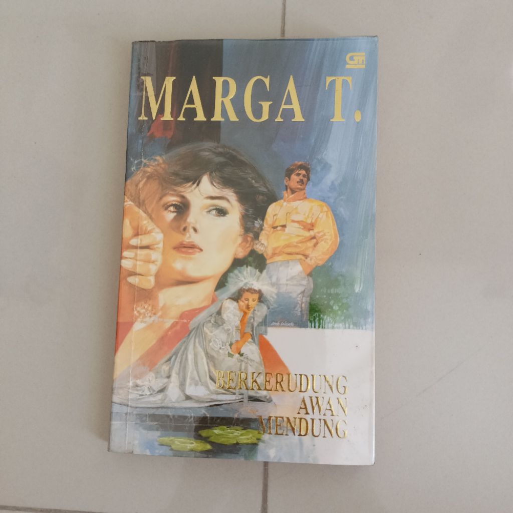 Novel remaja dewasa Marga T berkerudung awan mendung