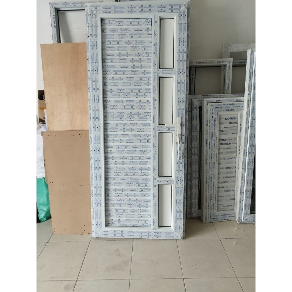 Pintu uPVC motif kaca