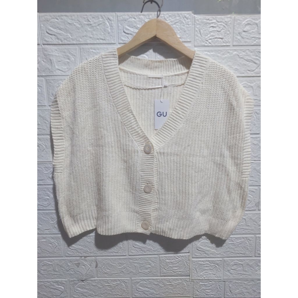 GU UNIQLO VEST / ROMPI RAJUT CROPTOP KANCING BW