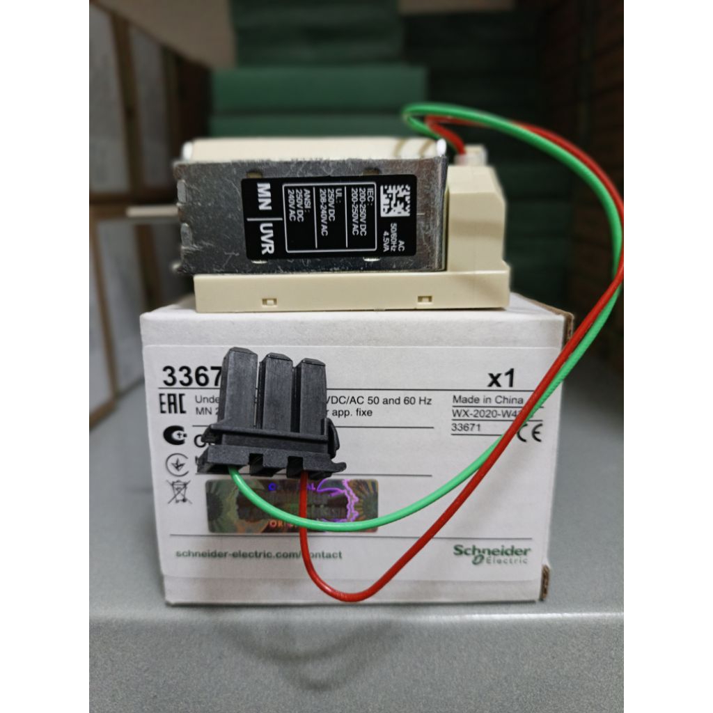 UVT MN SCHNEIDER 33671 220VAC