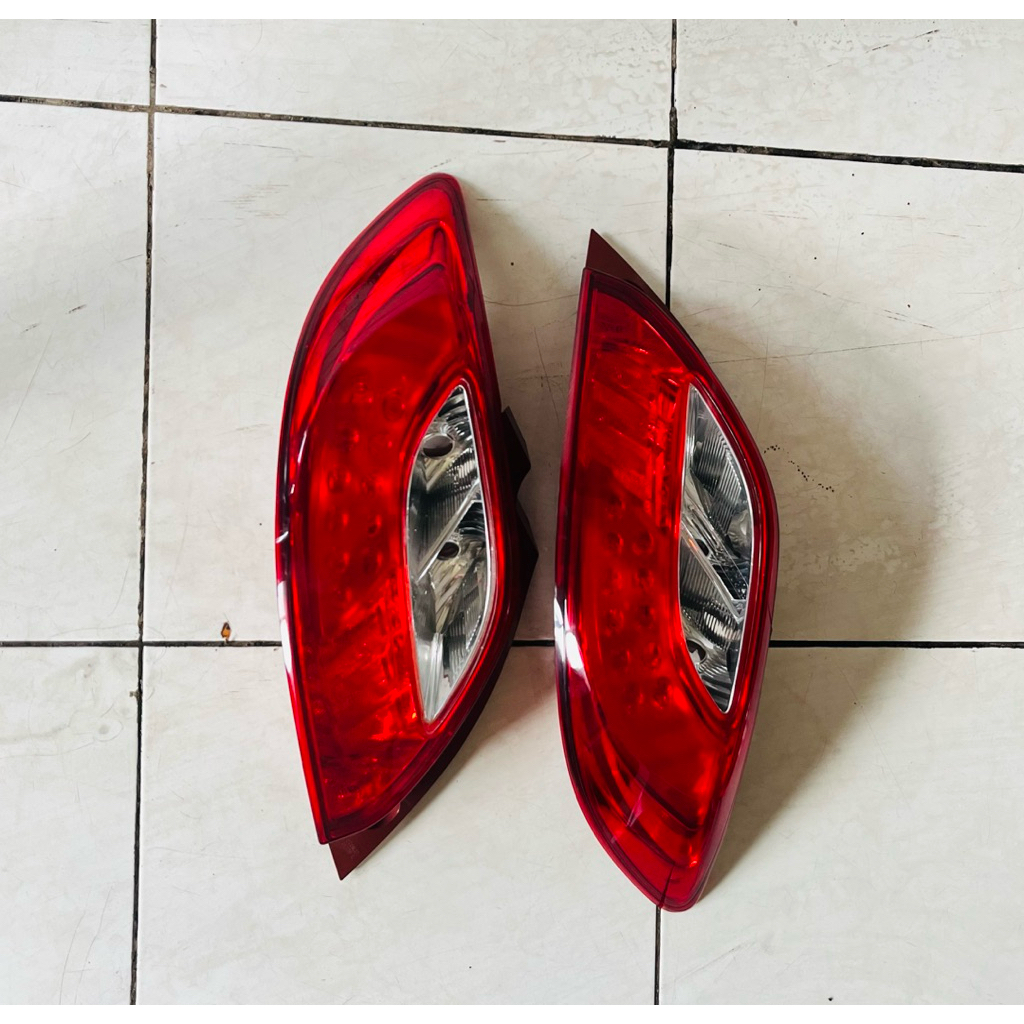 stoplamp lampu belakang mazda 2