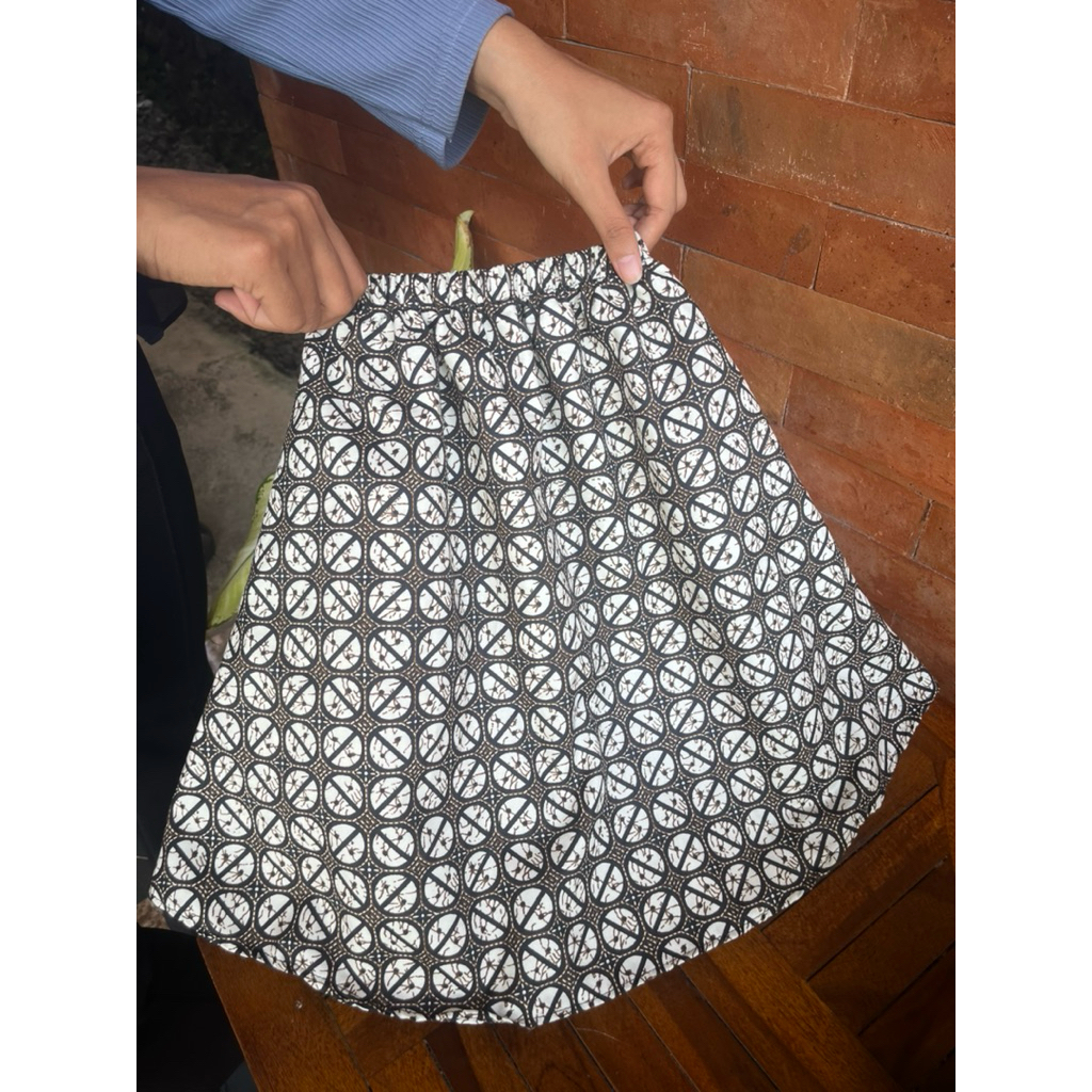 Rok batik anak TK dan SD. Rok pendek anak perempuan motif batik jumputan. Rok kebaya anak 2th sampai