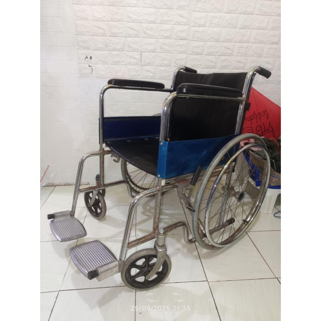 kursi roda lansia bekas 90% normal layak pakai dan masih bagus