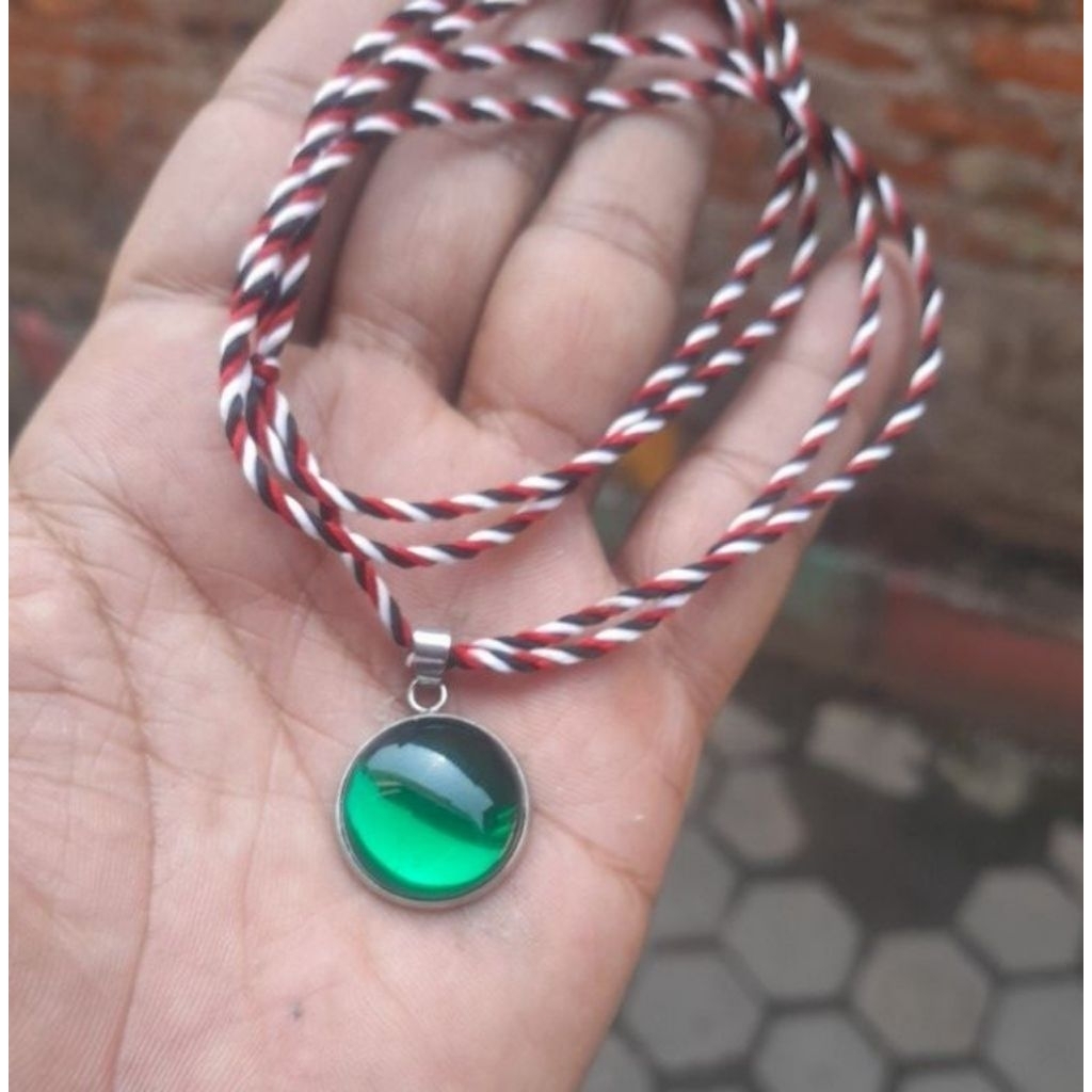 Kalung Liontin Batu Delima Hijau Suji Tali Tridatu
