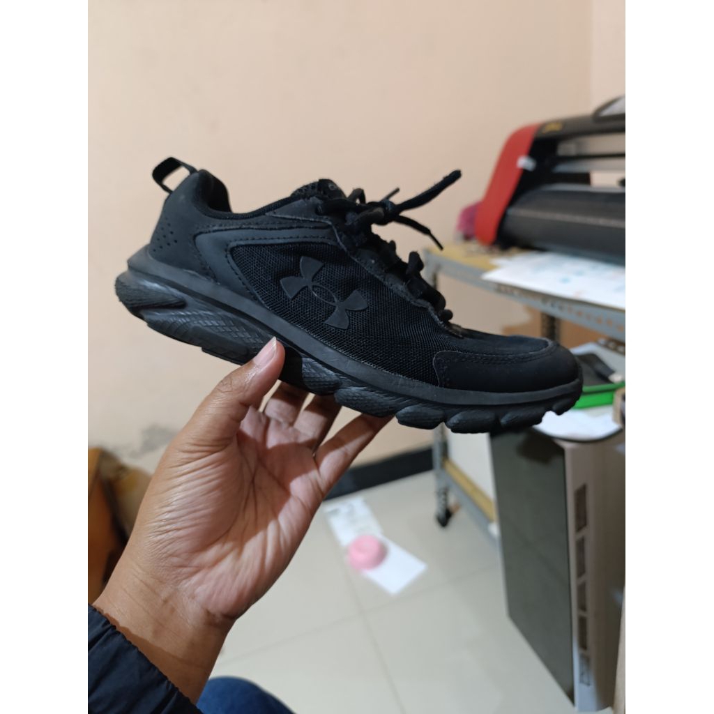 sepatu ua charged asert sz 39 original
