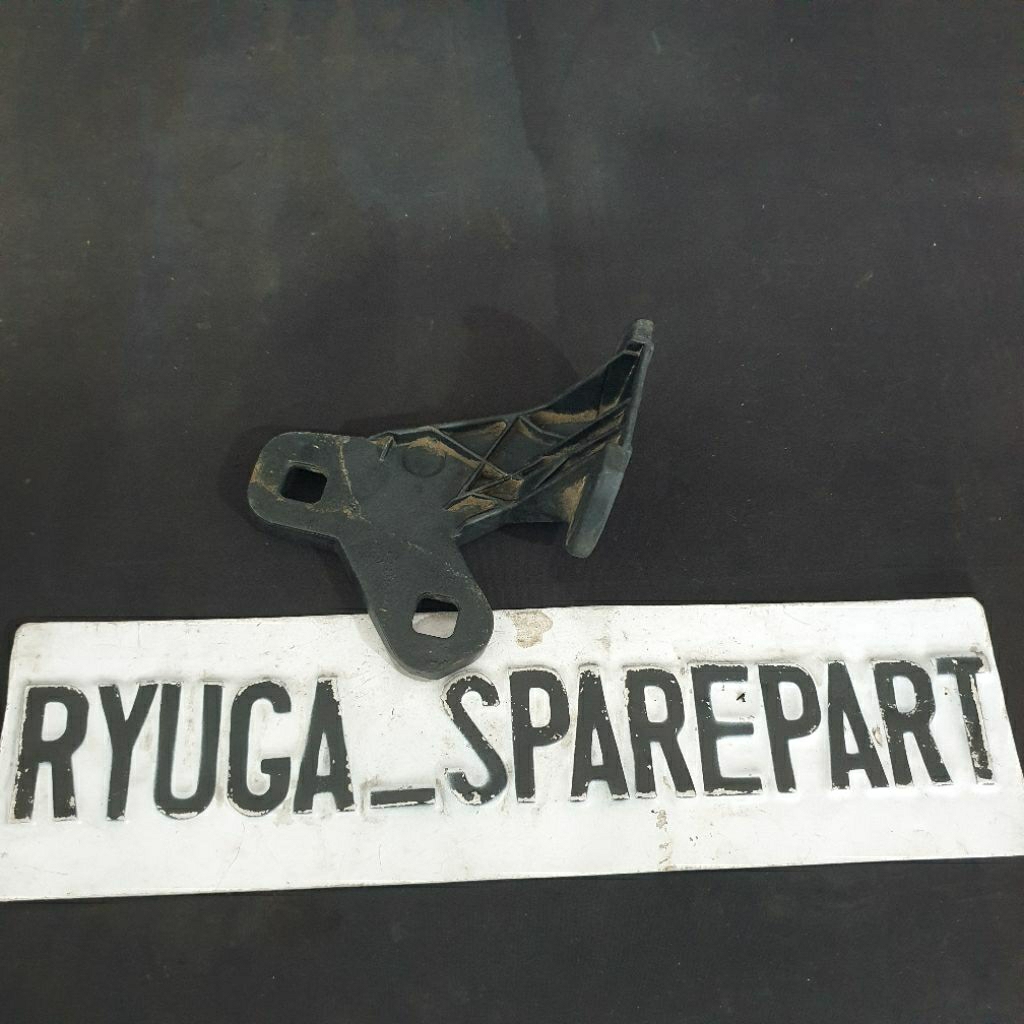 bracket bemper depan kanan original BMW E38 8193158