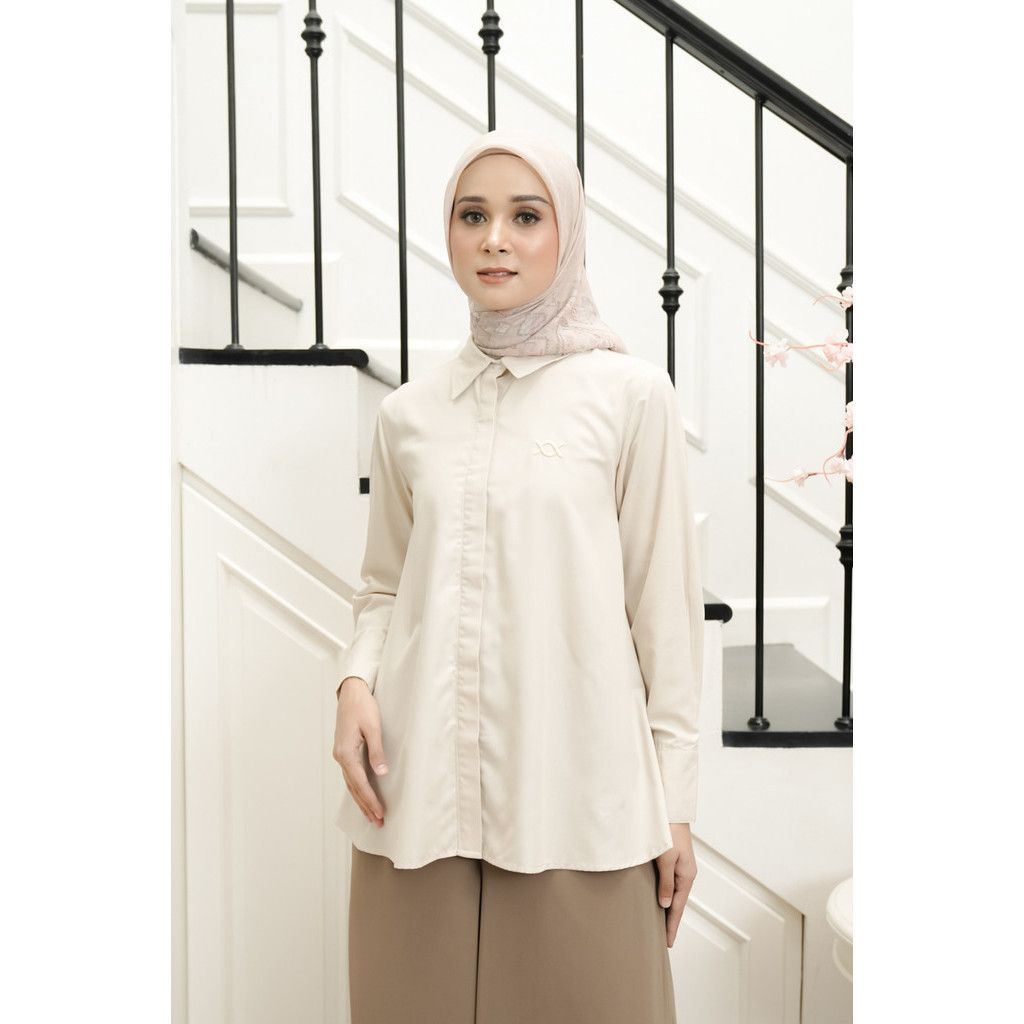 Wearing Klamby - Lucy Shirt 2.0 Sweet Cream (New) Packaging Box