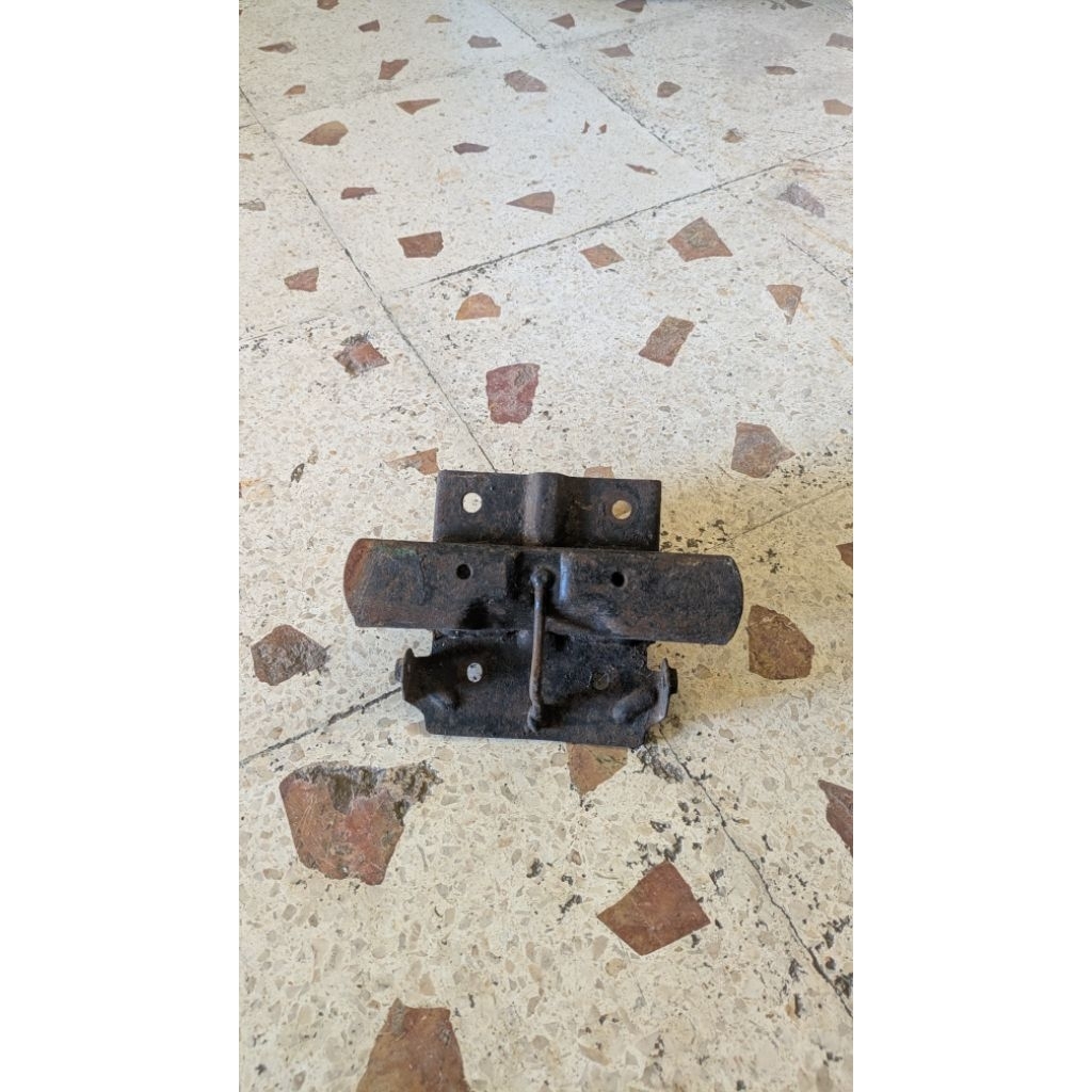 dudukan jok pengait kunci jok belakang Yamaha v80 excellent v80 super deluxe Yamaha robot