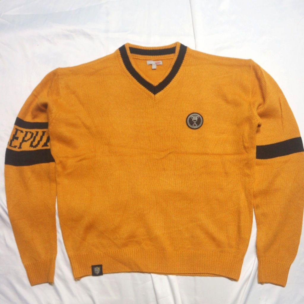 SPAO X HARRY POTTER Hufflepuff Vneck Yellow Kuning Academia Knitwear Sweater Sweatshirt Crewneck Raj