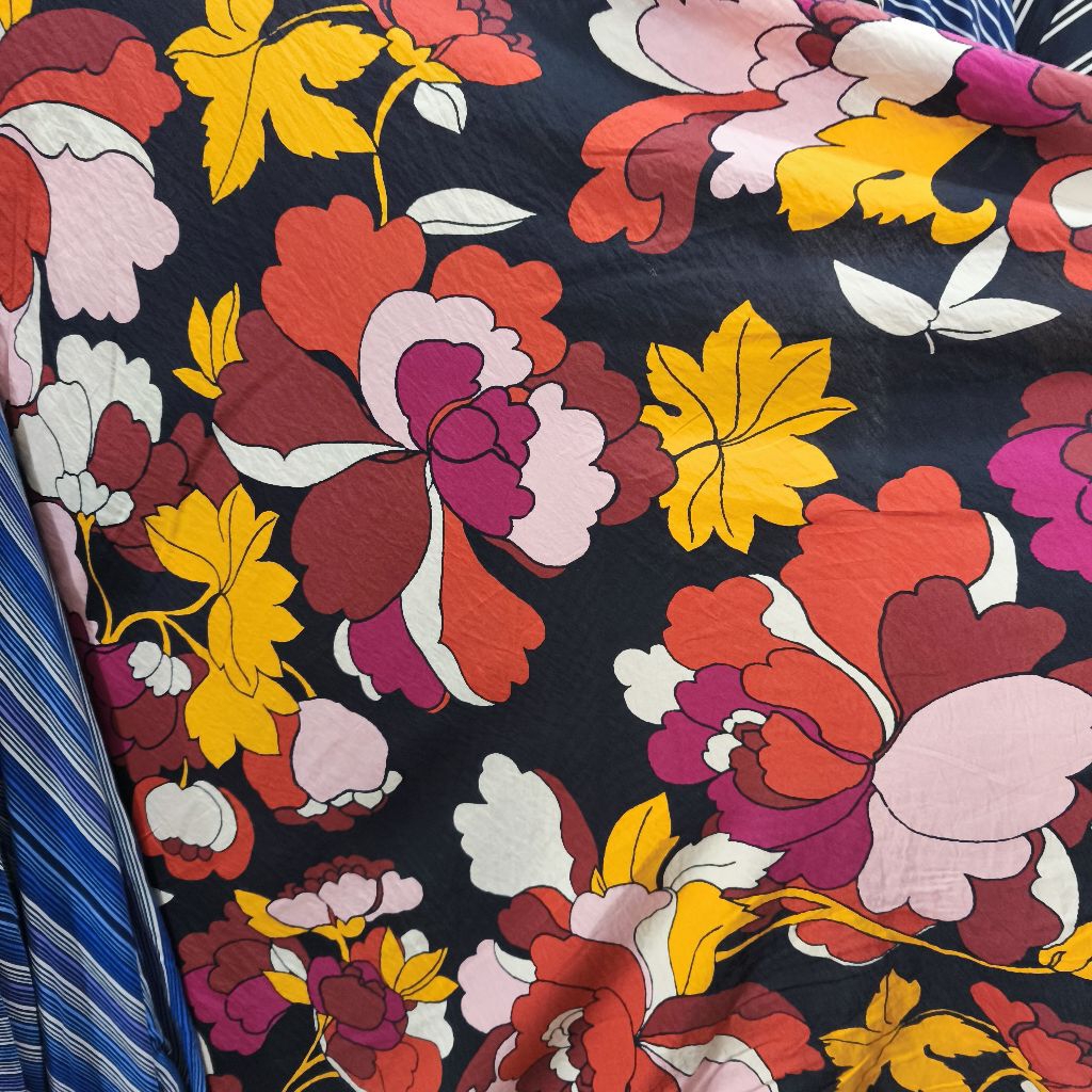 Kain Katun Silky Motif Bunga Besar Warna - Warni - Bahan Halus, Adem & Jatuh Elegan.