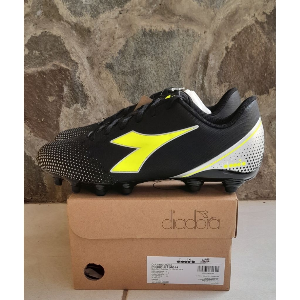 Sepatu Bola Diadora hitam Silver