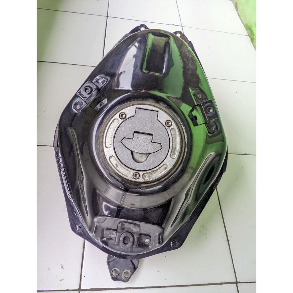 TENGKI BENSIN MOTOR YAMAHA/R15'V3) 1SET SAMA PULPAM NYA BARANG ORIGINAL COPOTAN(second)