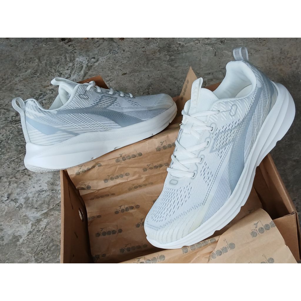 sepatu casual sneaker pria putih polos diadora hacked