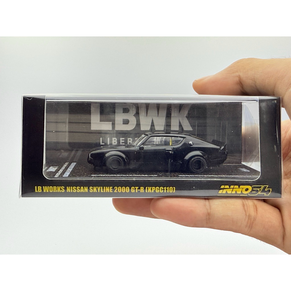 INNO 1:64 NISSAN SKYLINE 2000 GT-R LBWK (KPGC110) BLACK