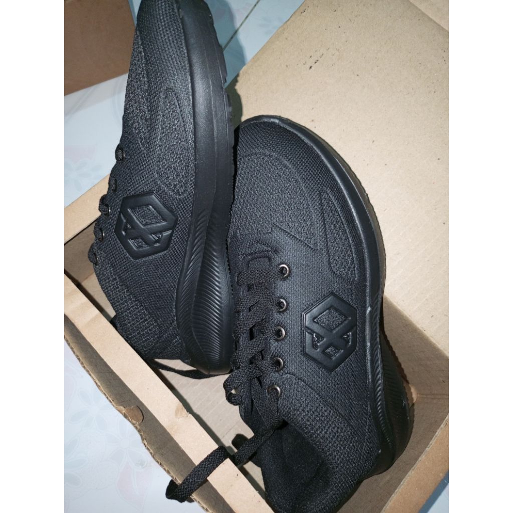 Sepatu sekolah hitam polos pria wanita