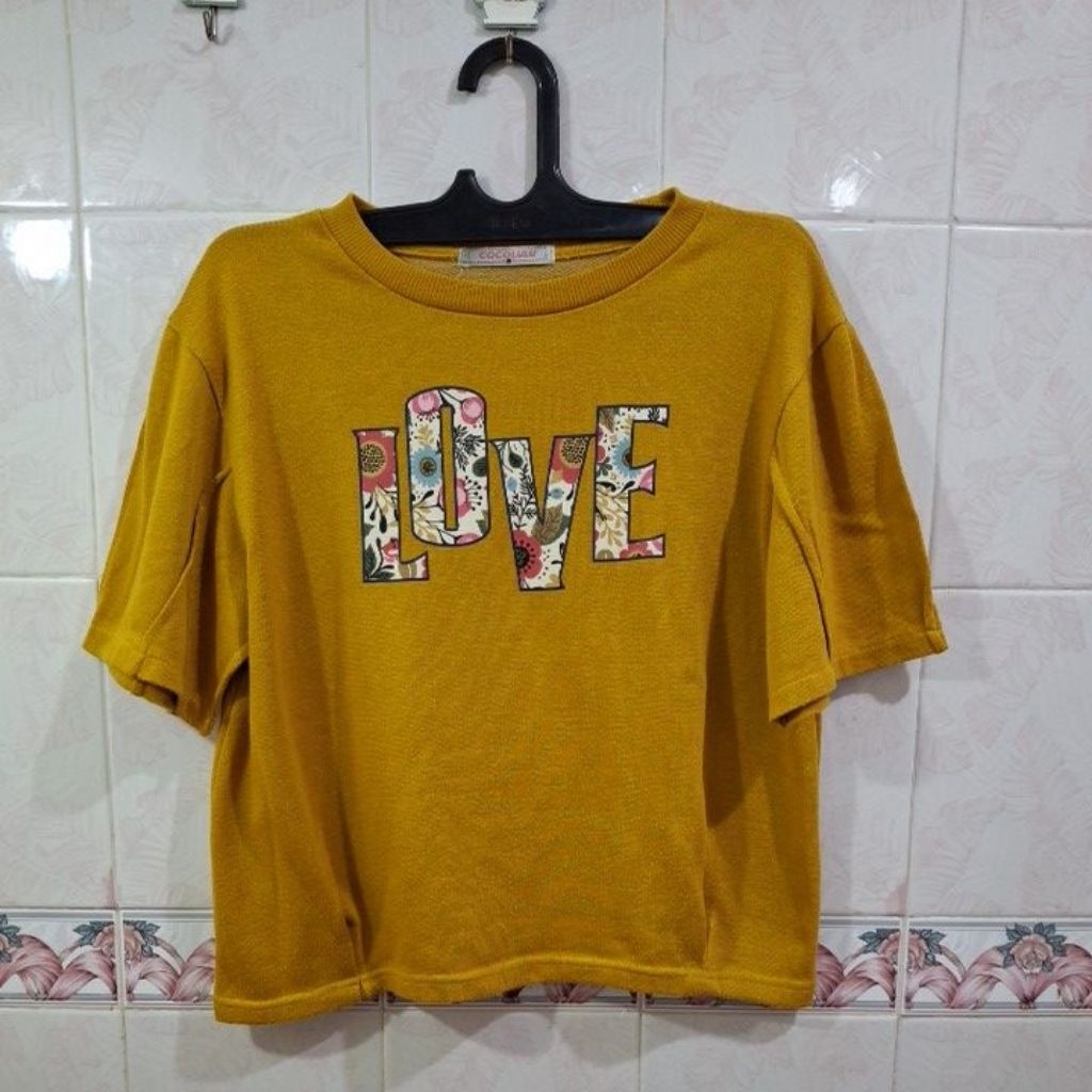 Kaos Kuning Mustard tulisan love