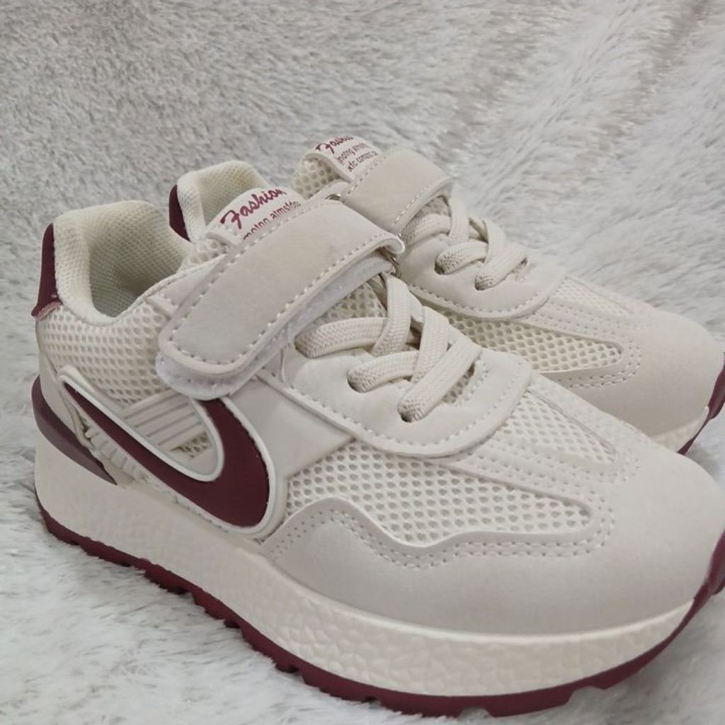 Sepatu sneakers anak perempuan