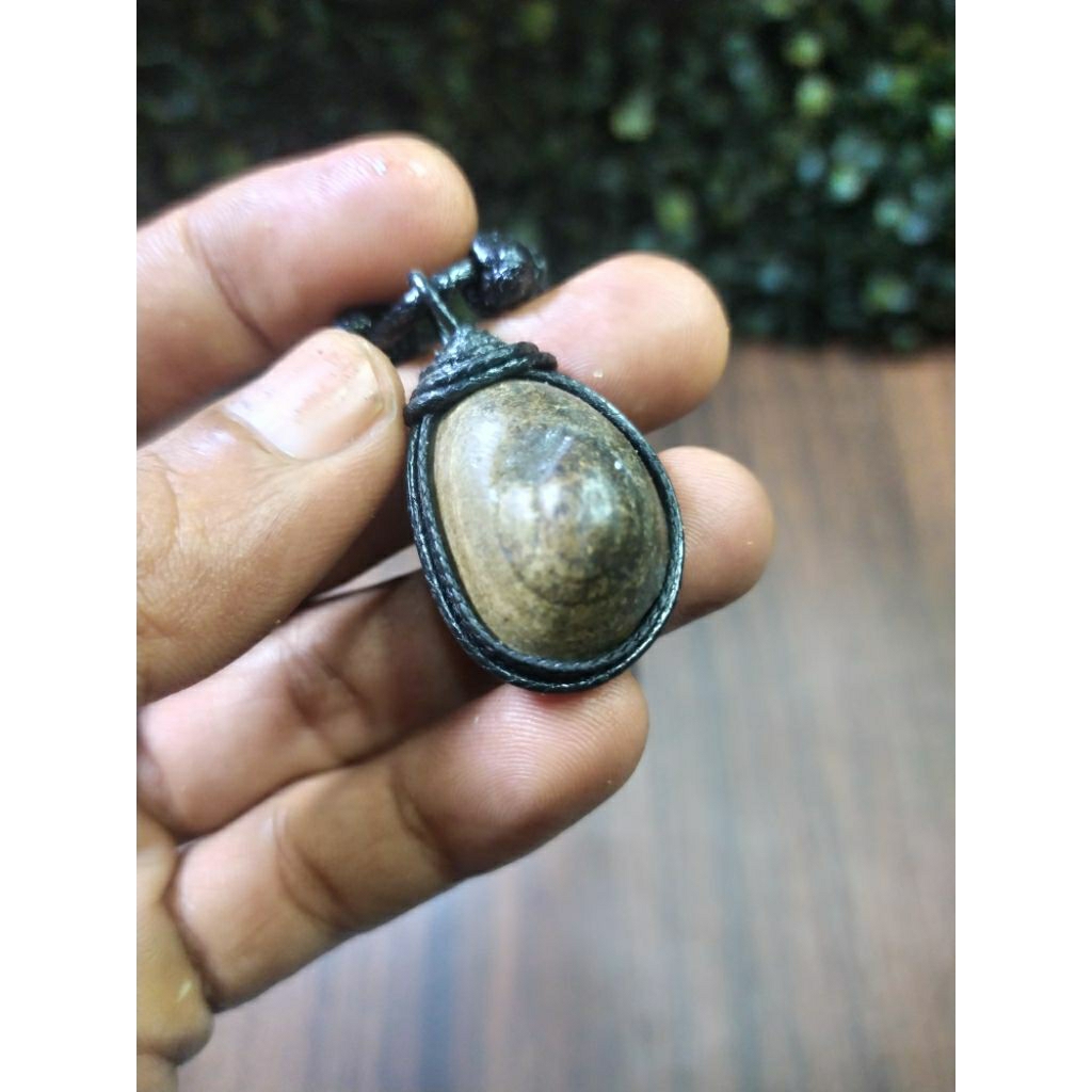 kalung liontin batu motif unik