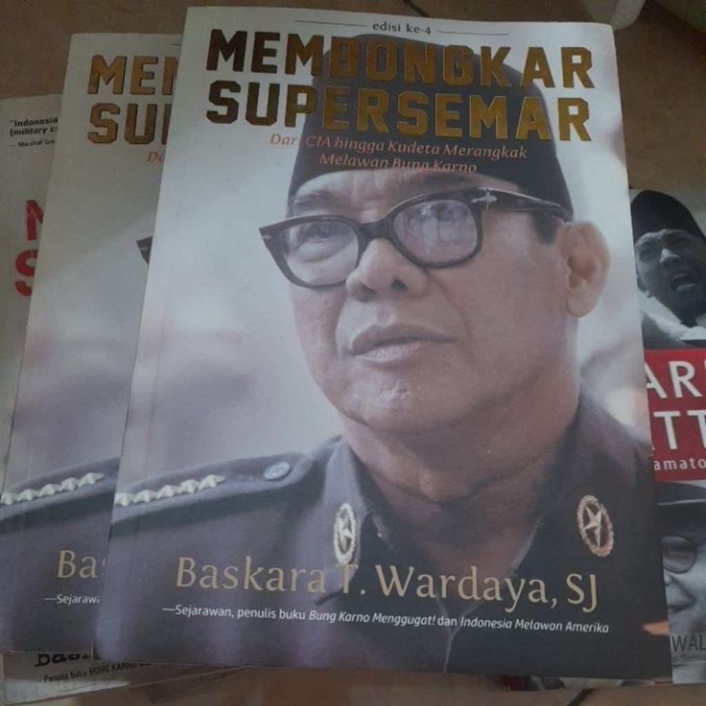BUKU BEKAS - ADA NODA KUNING DI HALAMAN ISI-BACA DESKRIPSI PRODUK-  MEMBONGKAR SUPERSEMAR Cetakan ke