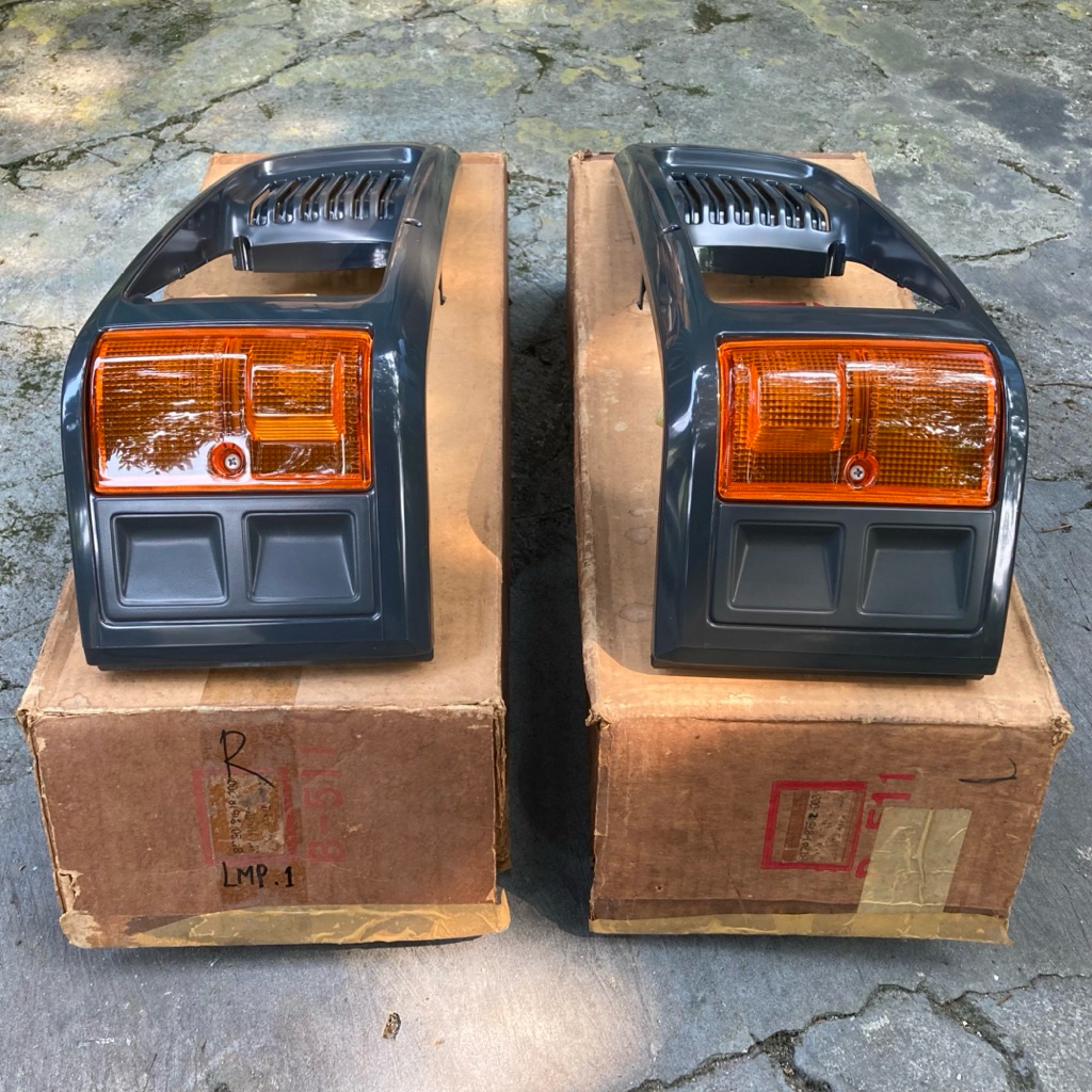 Garnish Grill Grille Cover Frame Ring Lampu Depan Set Kanan Kiri Zebra S89 1.3 1300cc 81730-87518-00