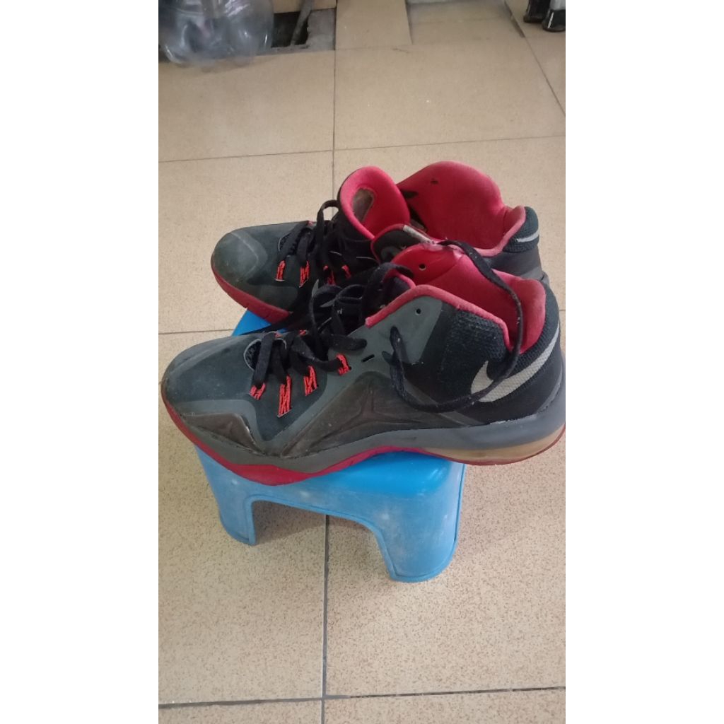 sepatu basket Nike Lebron Ambassador VII