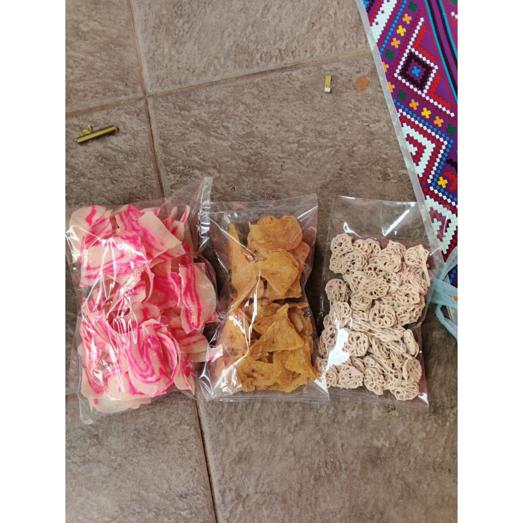 3 macam kerupuk mentah, kerupuk udang patahan, mawar tengiri, opak singkong